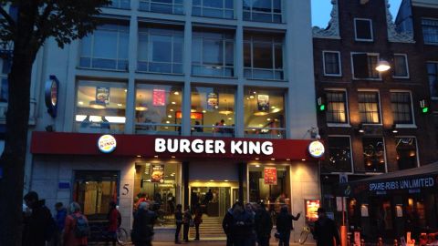 Lees meer over het artikel Industriële gietvloer – toepassing horeca Burger King Leidse Plein Amsterdam