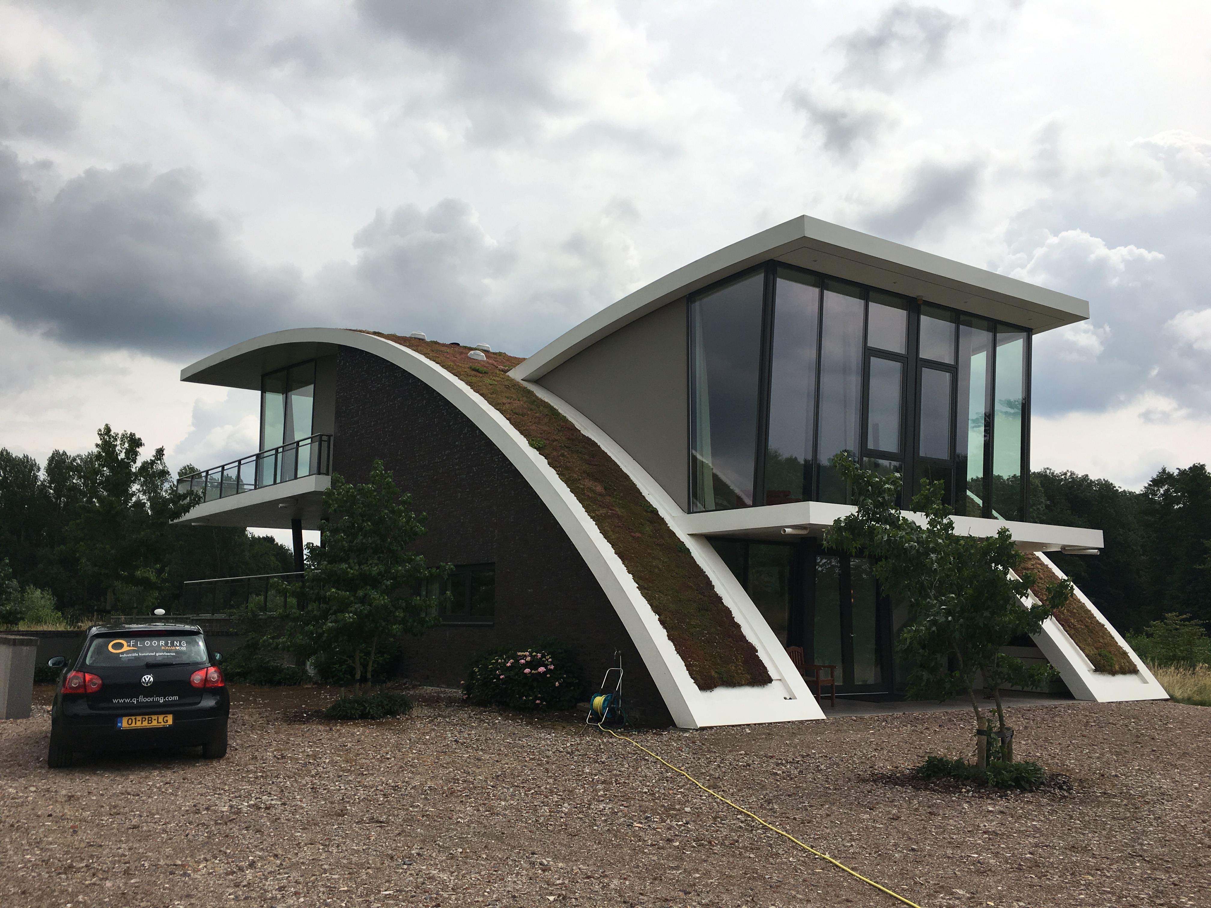 Lees meer over het artikel Vloer dakterras Appeltern – kunststof gietvloer op terras met zwembad