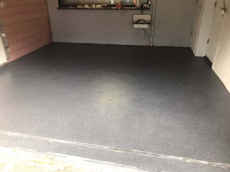Lees meer over het artikel Garagevloer Landsmeer – vloeistofdichte kunststof gietvloer garage Noord-Holland
