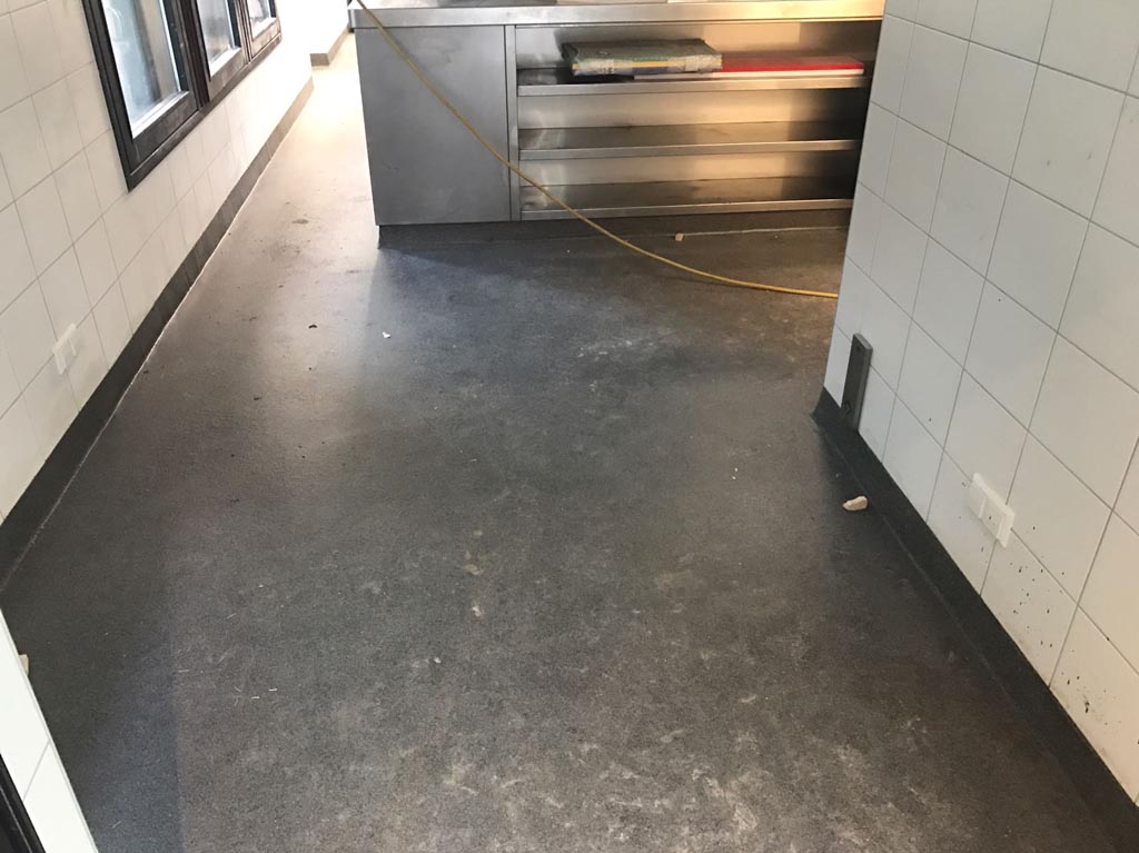 Lees meer over het artikel Vloeistofdichte vloer Amsterdam – horecavloer restaurantkeuken (HACCP)