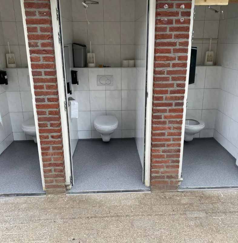 Nieuwe hygiënische toiletvloer Mook