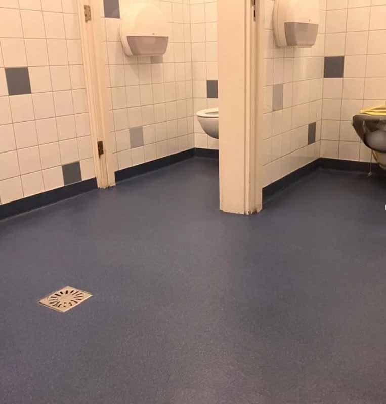 Lees meer over het artikel Vloerrenovatie sanitaire ruimtes filmtheater Zaandam