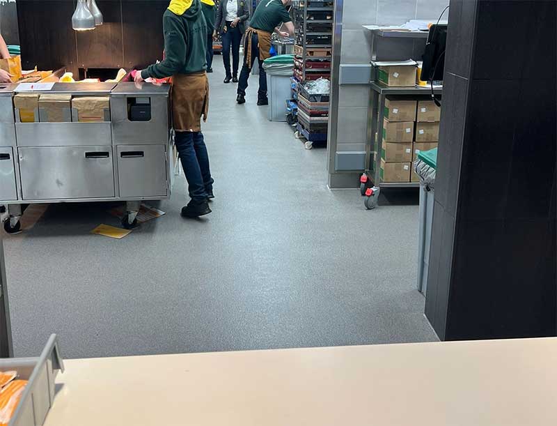 Lees meer over het artikel PMMA vloer McDonald’s Den Haag – 5 jaar later nog als nieuw